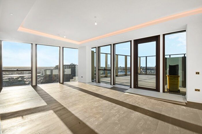 3 Bedroom Flat To Rent In Carnation Way, London, SW8