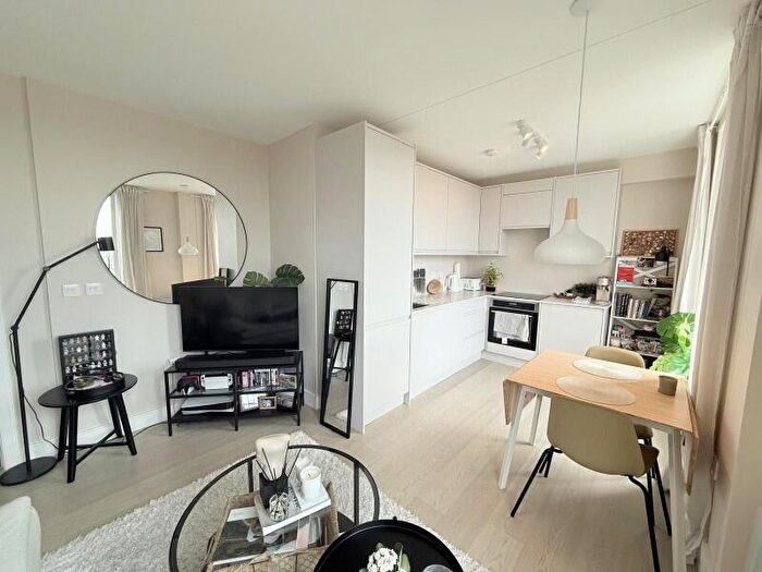 1 Bedroom Apartment To Rent In Crowthorne, RG45