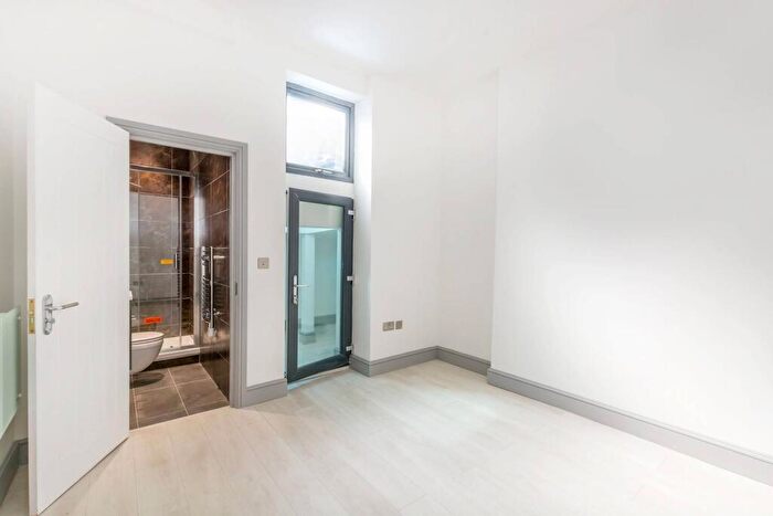 2 Bedroom Flat To Rent In Kingsland High Street, Dalston, London, E8