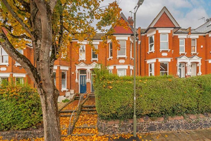 3 Bedroom Flat For Sale In Sutton Road, London, N10