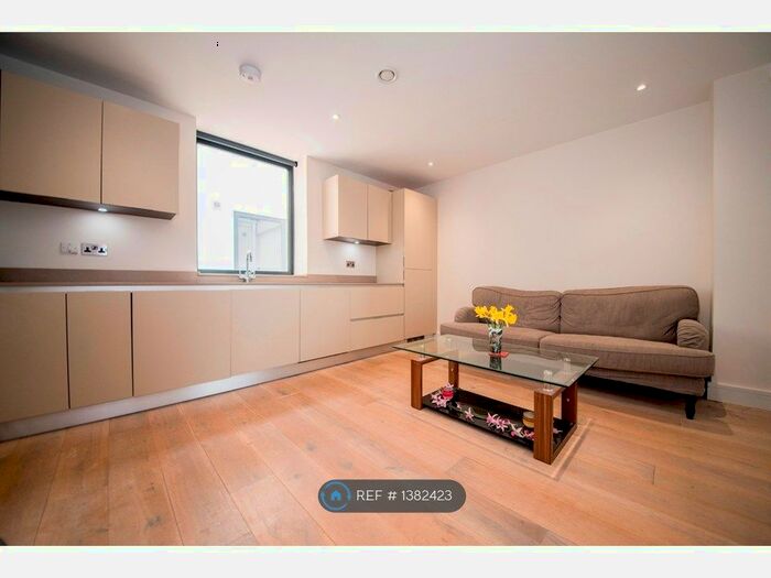 3 Bedroom Flat To Rent In Akexa House, London, N4