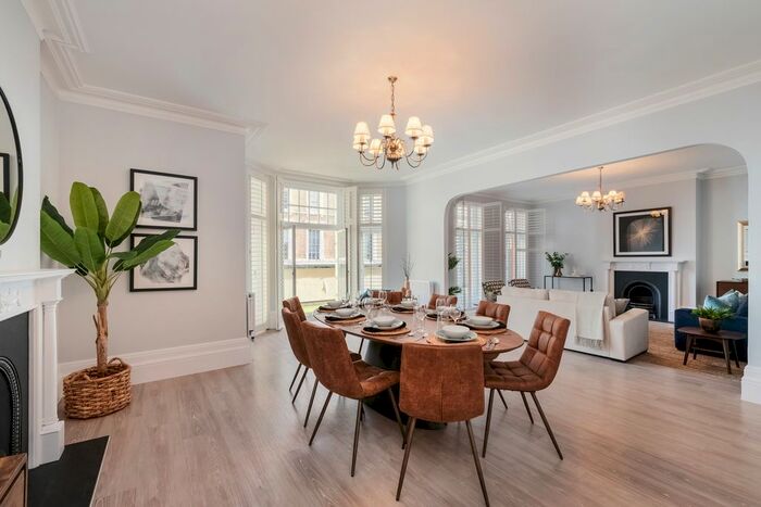 4 Bedroom Flat To Rent In - Gloucester Road, London, SW7