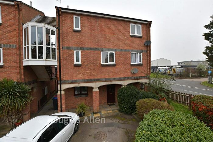 2 Bedroom Flat For Sale In Calvert Drive, Basildon, Essex, SS13