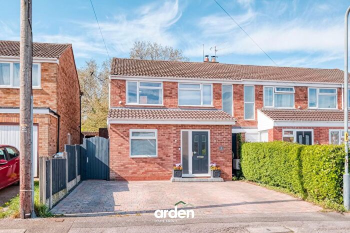 3 Bedroom Semi-Detached House For Sale In Knottesford Close, Studley, B80