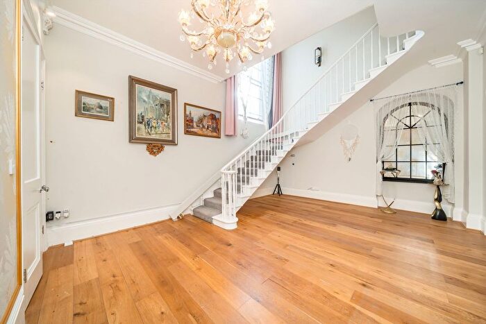 3 Bedroom Flat For Sale In Clapham High Street, London, SW4
