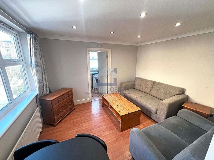 3 Bedroom Flat To Rent In Tooting Bec Road, Tooting Bec, London, SW17