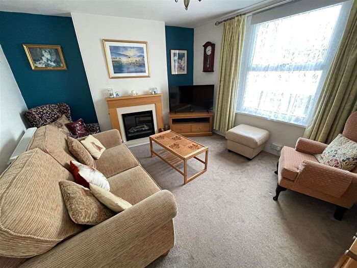 1 Bedroom Flat For Sale In South Street, Crewkerne- Walk To Town, TA18