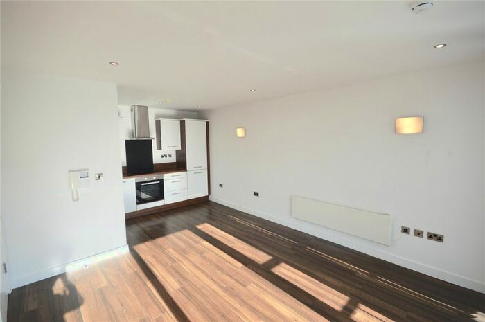 2 Bedroom Flat To Rent In Fitzwilliam Street, Barnsley, South Yorkshire, Uk, S70