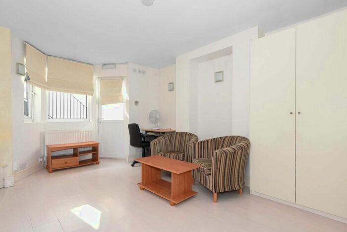 Studio To Rent In Denzil Road, Guildford GU2