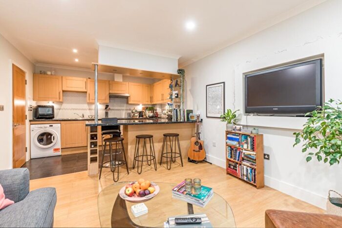 2 Bedroom Flat To Rent In Halcyon Wharf, Wapping High Street, London, E1W