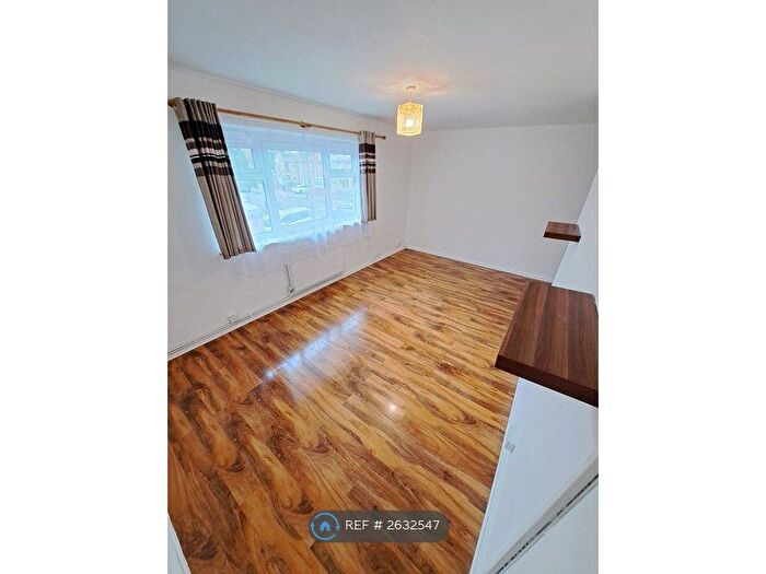 2 Bedroom Flat To Rent In Eynsham Drive, London, SE2