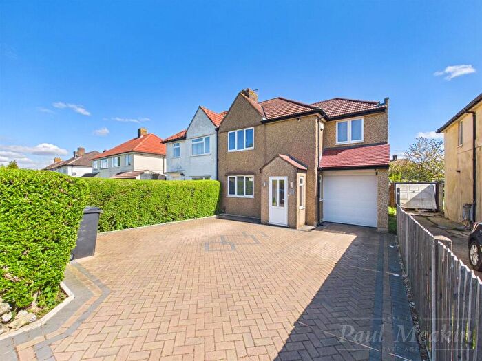 3 Bedroom Semi Detached House For Sale In Parkway, New Addington, Croydon, CR0