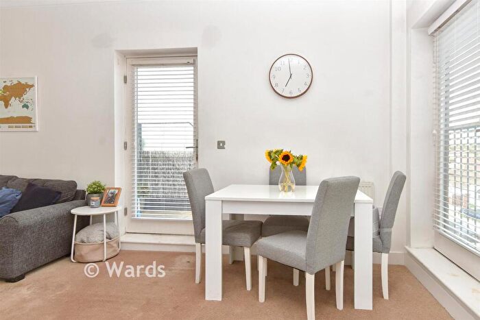 1 Bedroom Flat For Sale In Penpool Lane, Welling, Kent, DA16