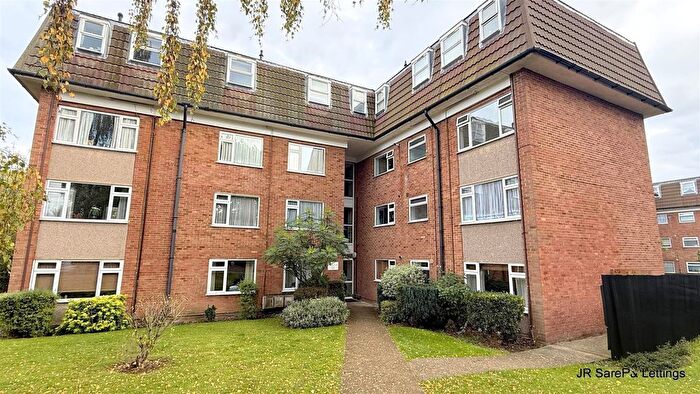 2 Bedroom Flat For Sale In Lambs Close, Cuffley, EN6