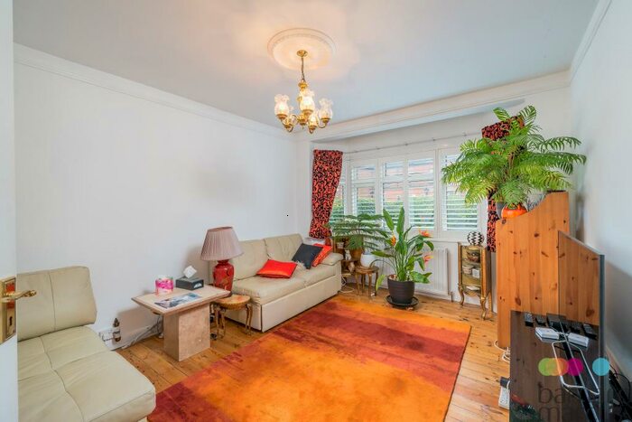 2 Bedroom Flat To Rent In Manor Court, York Way, London, N20