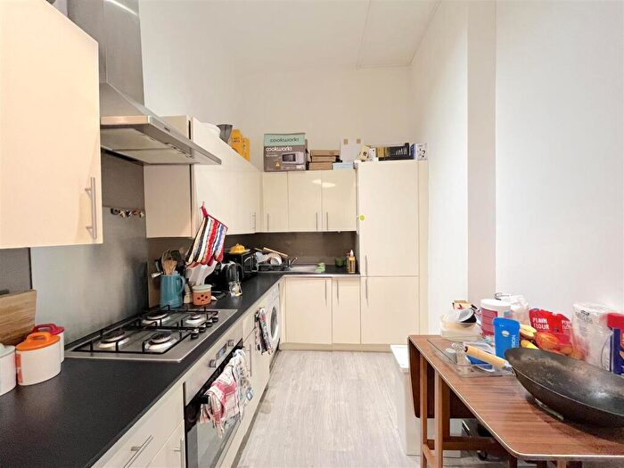 3 Bedroom Flat To Rent In Crescent Road, London, N8