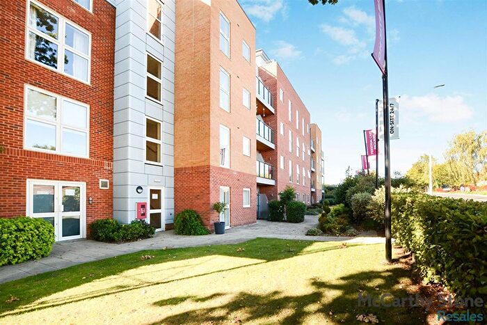 2 Bedroom Flat For Sale In Studio Way, Borehamwood, WD6