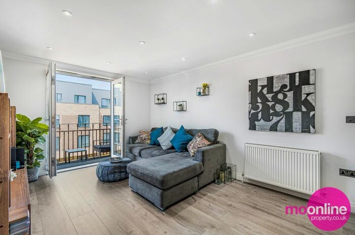 2 Bedroom Flat For Sale In London Road, Bushey, Hertfordshire, WD23