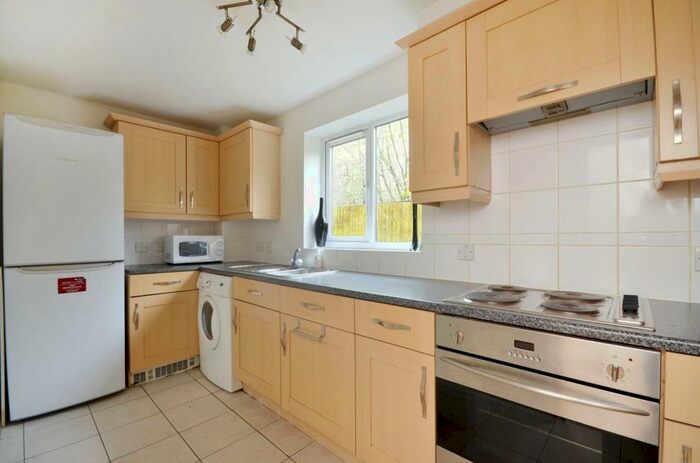 2 Bedroom Flat To Rent In Woodlands Close, Guildford, GU1