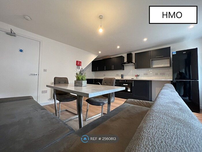 3 Bedroom Maisonette To Rent In Wyndford Road Hmo Licensed, Glasgow, G20