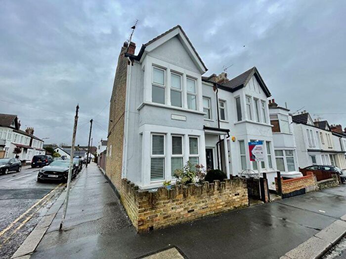 2 Bedroom Apartment To Rent In Beach Avenue, Leigh-On-Sea, SS9