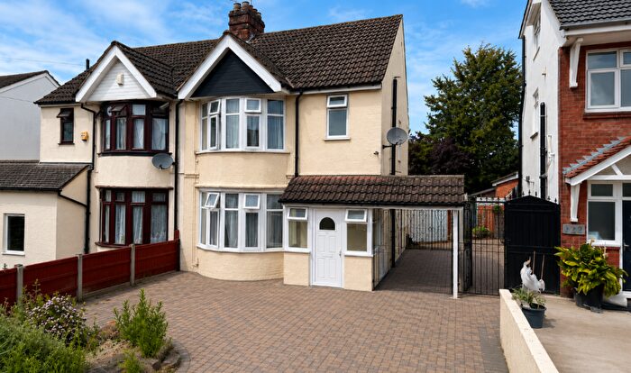 Semi-Detached House To Rent In Dunstable Road, Luton, LU4