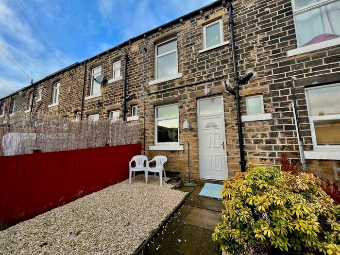 Houses for sale & to rent in HX5 9FA, Heathbury Gardens, Elland Elland