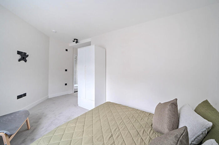 1 Bedroom Apartment To Rent In High Street, Aldershot, GU12