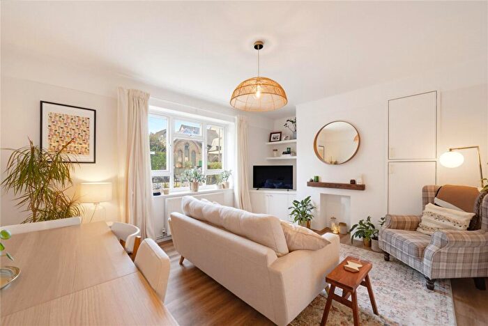 2 Bedroom Apartment For Sale In Boundaries Road, SW12