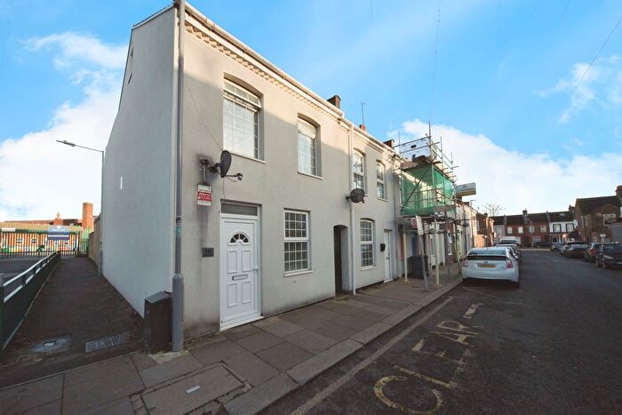 4 Bedroom End Terrace House For Sale In Hampton Road, Luton, LU4