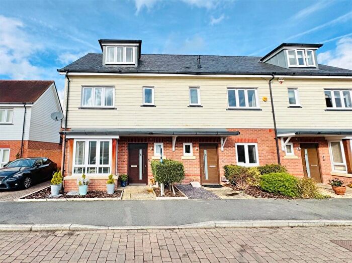 3 Bedroom Semi Detached House For Sale In Foxtails, Fleet, Hampshire, GU51