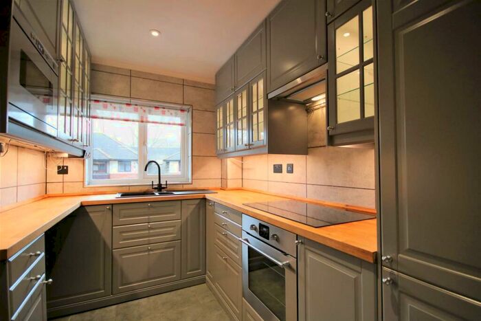 2 Bedroom Apartment To Rent In Lakeside Court, Fleet, Hampshire, GU51