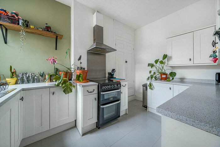 2 Bedroom Flat For Sale In Laburnum Grove, Portsmouth, Hampshire, PO2