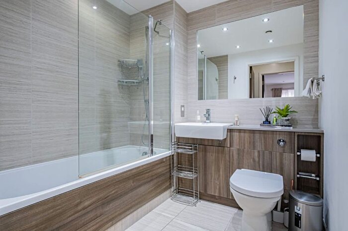 2 Bedroom Flat For Sale In East Drive, London, NW9