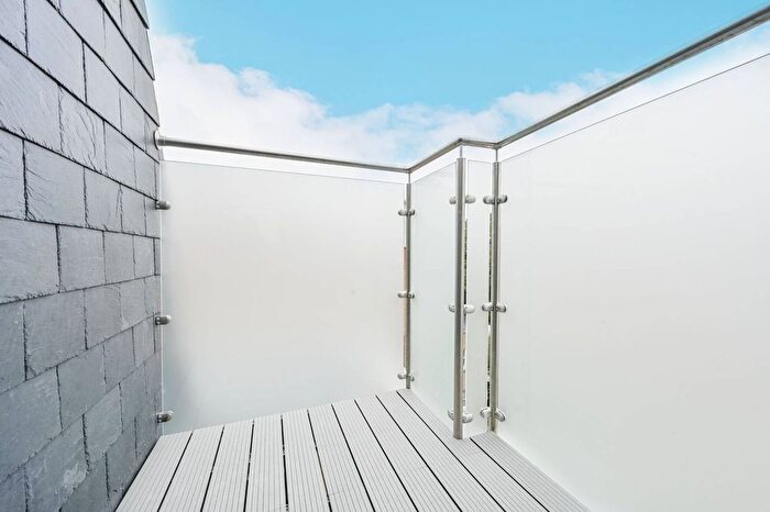 2 Bedroom Flat To Rent In Caxton Road, Shepherd's Bush, London, W12