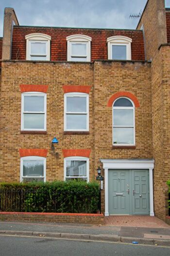 2 Bedroom Flat To Rent In Gladbeck Way, Enfield, EN2