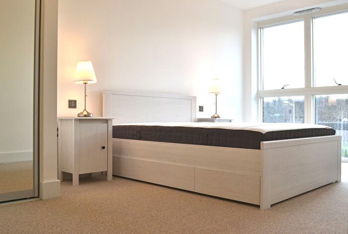 2 Bedroom Flat To Rent In Lakeside Drive, Hanger Lane, London, NW10