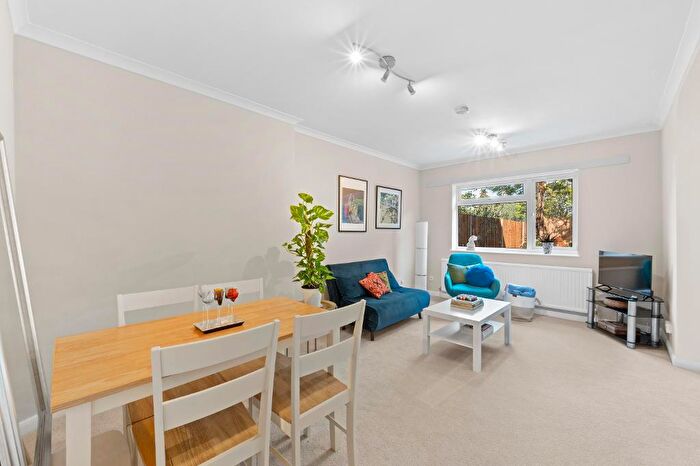 1 Bedroom Apartment For Sale In Kingston Road, New Malden, Surrey, KT3