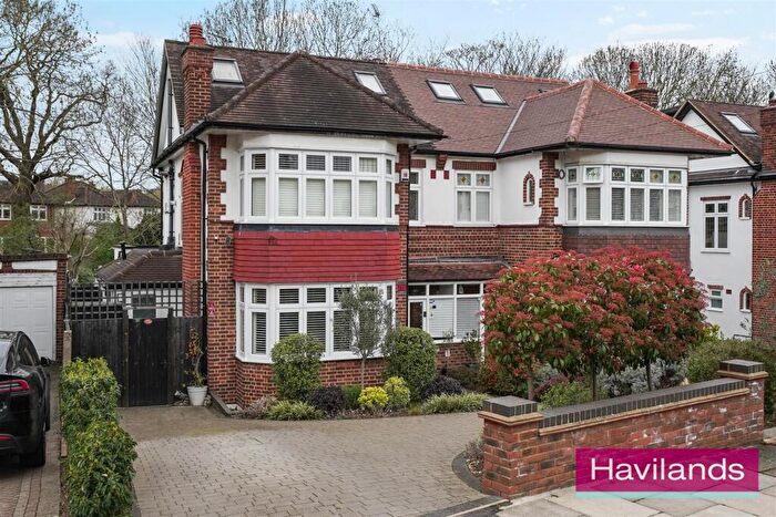 4 Bedroom Semi Detached House For Sale In The Spinney, London, N21