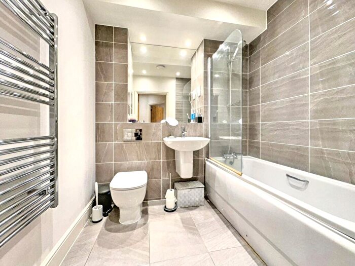 1 Bedroom Flat For Sale In Crest View Drive, Petts Wood, Orpington, BR5