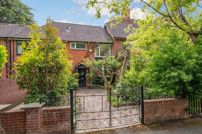 4 Bedroom Town House For Sale In Egerton Court, Weybridge, KT13