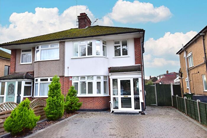 3 Bedroom Semi Detached House For Sale In Garston Lane, Watford, WD25