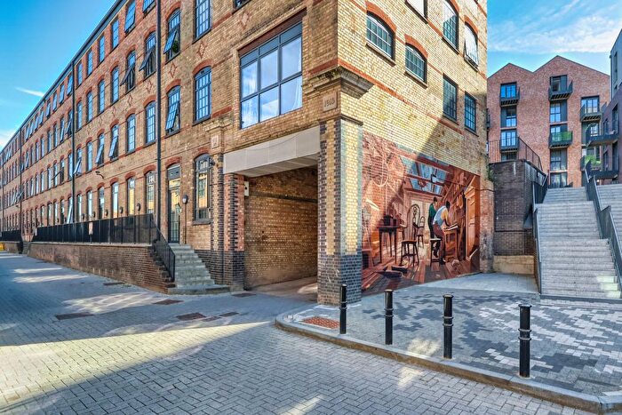 Studio For Sale In Leigh Street, High Wycombe, Buckinghamshire, HP11