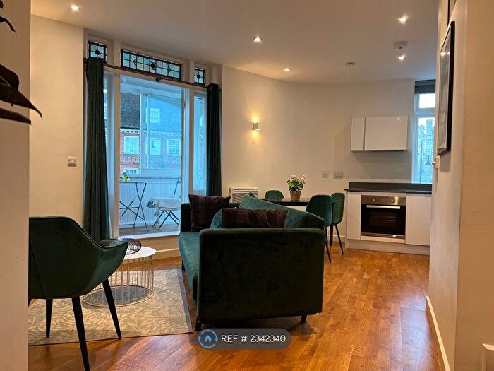 1 Bedroom Flat To Rent In Clarence Street, Staines-Upon-Thames, TW18