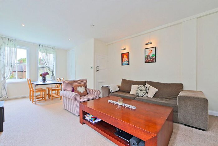 3 Bedroom Maisonette For Sale In Trouville Road, London, SW4