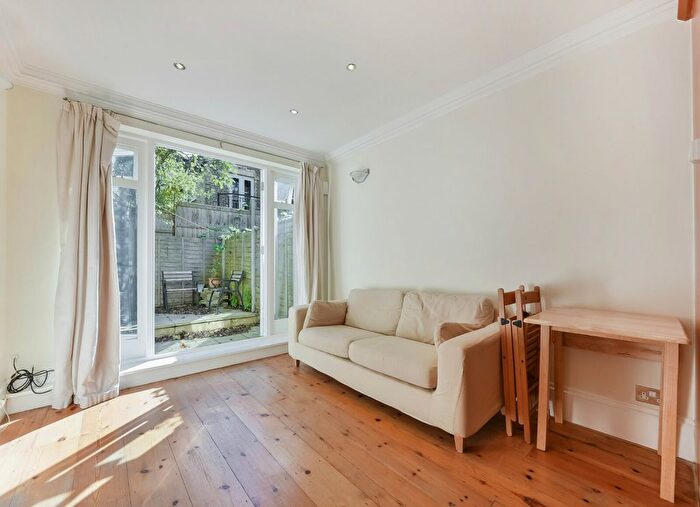 2 Bedroom Flat For Sale In Blackstock Road, Highbury, London, N5
