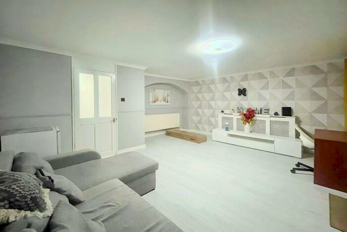 4 Bedroom Terraced House To Rent In Mayflower Close, RM15