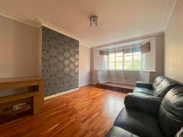 2 Bedroom Flat To Rent In Streatham High Road, Streatham, London, SW16