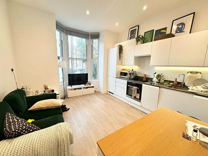 2 Bedroom Flat To Rent In Flaxman Road, London, SE5