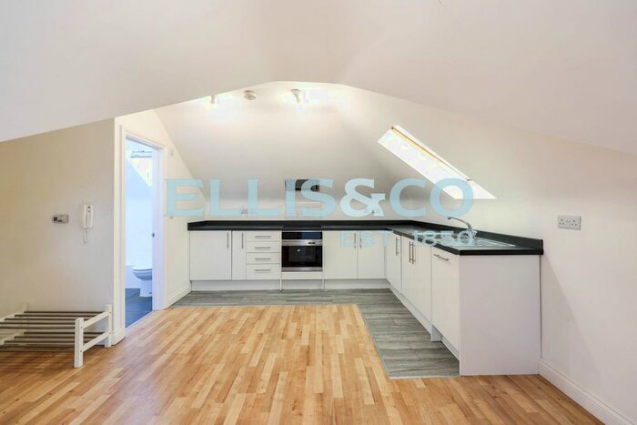 1 Bedroom Flat To Rent In Greenford Avenue, London, W7